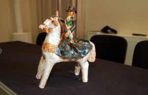 La “Sfilata di Sant’Efisio” del ceramista Pulli in mostra a Palazzo Doglio