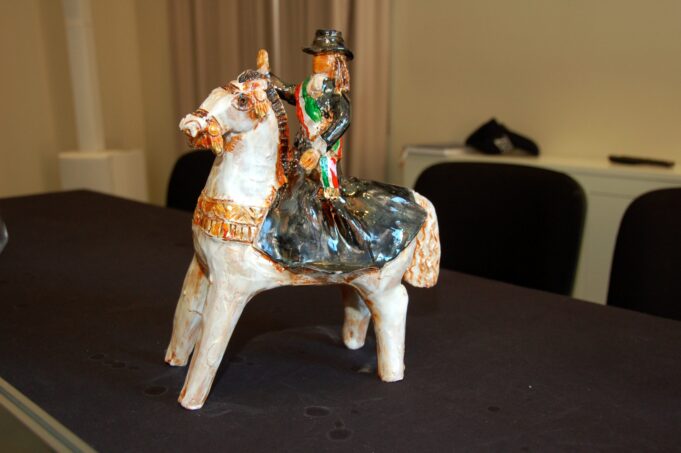 La “Sfilata di Sant’Efisio” del ceramista Pulli in mostra a Palazzo Doglio