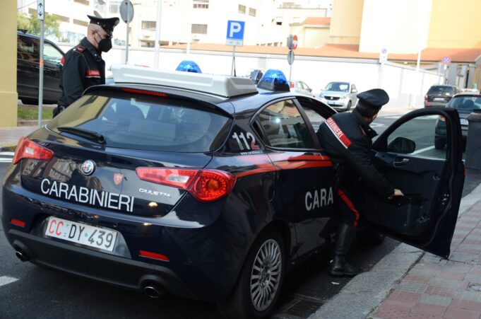 Tenta di uccidere con balestra compagno della madre, arrestato 28enne