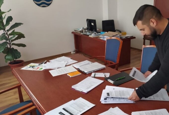 Profughi ucraini, ad accoglierli al confine ungherese c’è un giovane sardo