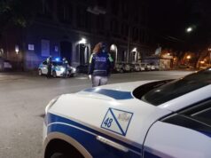 Pirri, ubriaco in bicicletta si schianta contro un’auto in sosta