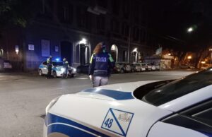 Pirri, ubriaco in bicicletta si schianta contro un’auto in sosta