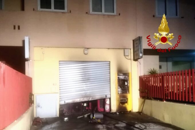 Rogo a Sant’Elia: nella notte prende fuoco una tabaccheria in via Schiavazzi