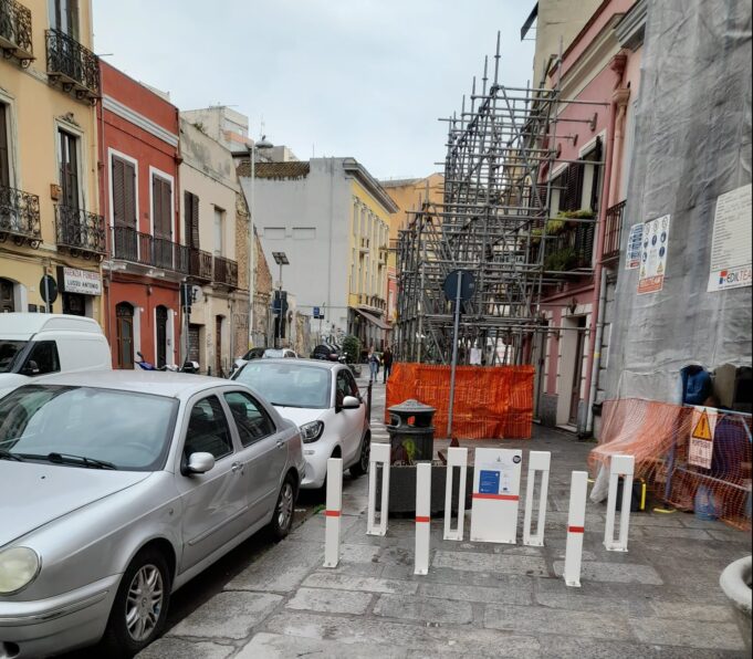 Cagliari e la mobilità ciclabile: lo strano caso delle rastrelliere del Corso
