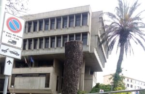 Verde pubblico (sempre meno verde): ora le forbici colpiscono in via Dante