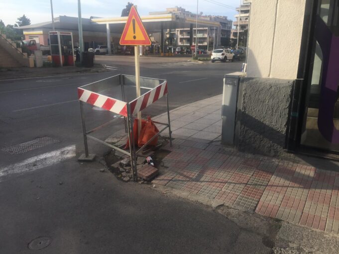 Via Tommaseo: un altro esempio di Cagliari “Capitale delle transenne”