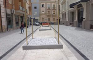 Alberi finti in via Logudoro: piante scomparse dopo le polemiche