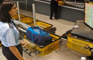 Abiti contraffatti per 11mila euro, fermati due passeggeri all’aeroporto di Cagliari