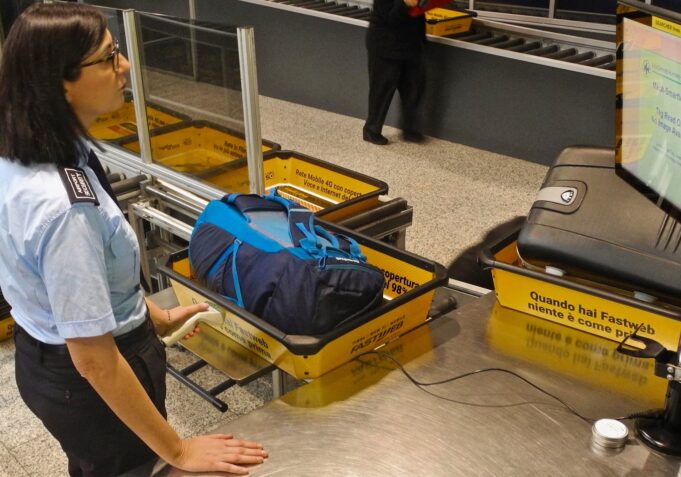 Abiti contraffatti per 11mila euro, fermati due passeggeri all’aeroporto di Cagliari