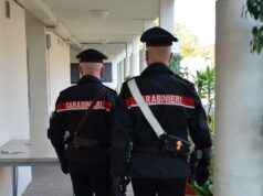 Finisce contro tre auto parcheggiate e scappa, denunciato 30enne