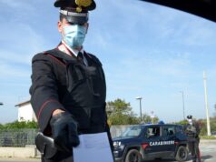 Guida in stato di ebbrezza, l’etilometro segna 6 volte il limite