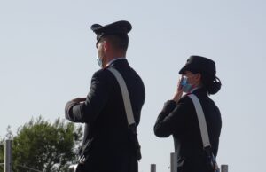 Cammina al Porto Canale con il coltello e la scacciacani