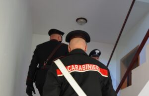 Padre e figlio alloggiano illegamente in un B&B, in arresto