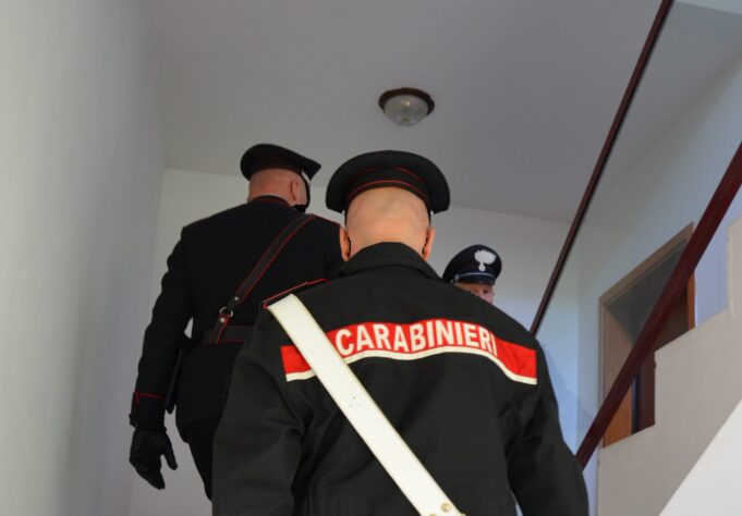 Padre e figlio alloggiano illegamente in un B&B, in arresto