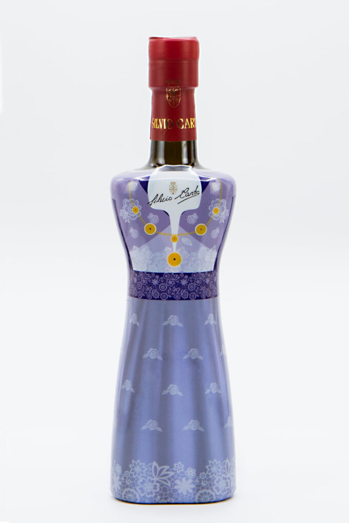 Le bottiglie di mirto sui Costumi sardi sono opere d’arte