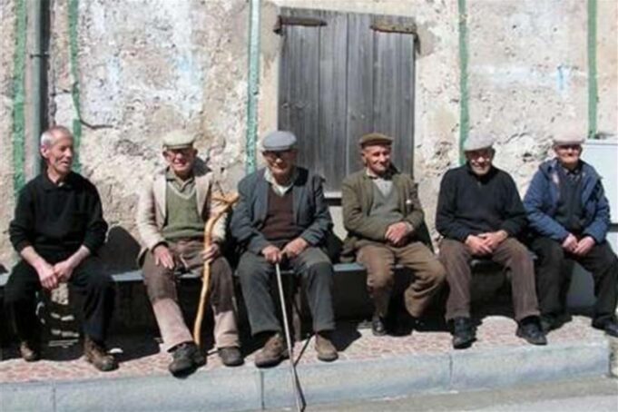 Perché i sardi vivono più a lungo? La ricetta è semplice | Ecco qual è