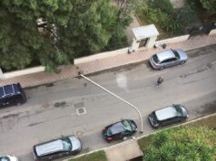 Via Fracastoro, palo della luce si abbatte al suolo sfiorando le auto