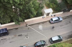 Via Fracastoro, palo della luce si abbatte al suolo sfiorando le auto