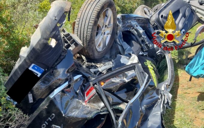 Grave incidente sulla 196, un’auto esce di strada ribaltandosi