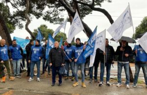 La polizia penitenziaria scende in piazza: “Nell’Isola tre direttori per 11 carceri”