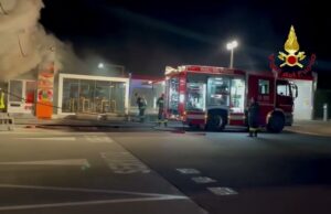 Inferno di fuoco in viale Marconi: in fiamme il distributore Esso | VIDEO