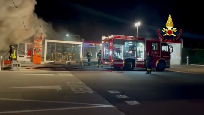 Inferno di fuoco in viale Marconi: in fiamme il distributore Esso | VIDEO