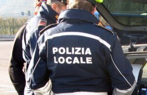 Cagliari, giovane blocca il traffico di via Roma e aggredisce gli agenti: arrestato