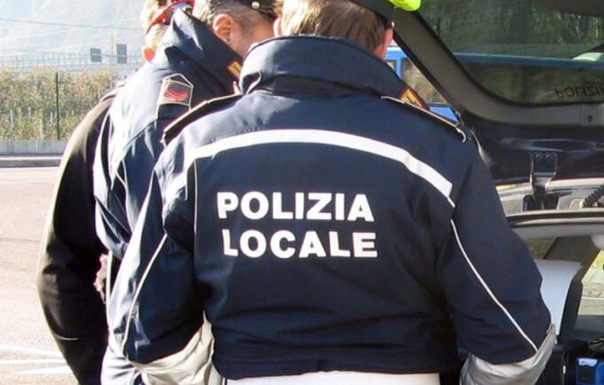Via Roma, aggredisce la polizia locale: un agente finisce al Brotzu
