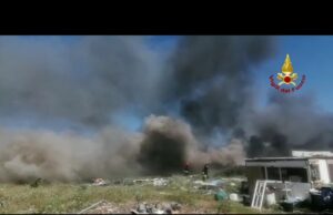 Selargius: grosso incendio all’esterno del campo rom | Video
