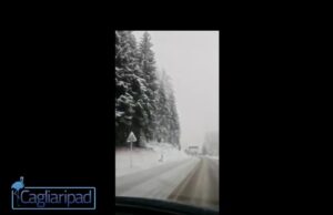 Neve a Fonni, la primavera inizia con tetti e strade bianchissime