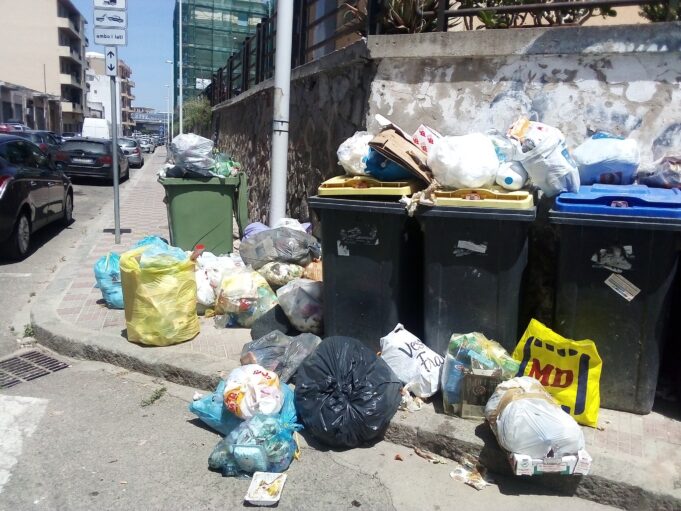 Aumenta la Tari? Cagliari è di nuovo invasa dai rifiuti | Ecco le foto