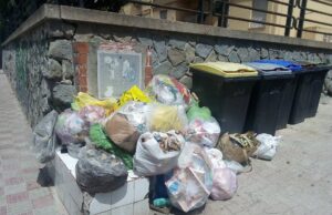 San Michele, strade invase dai sacchetti di spazzatura | Fotogallery