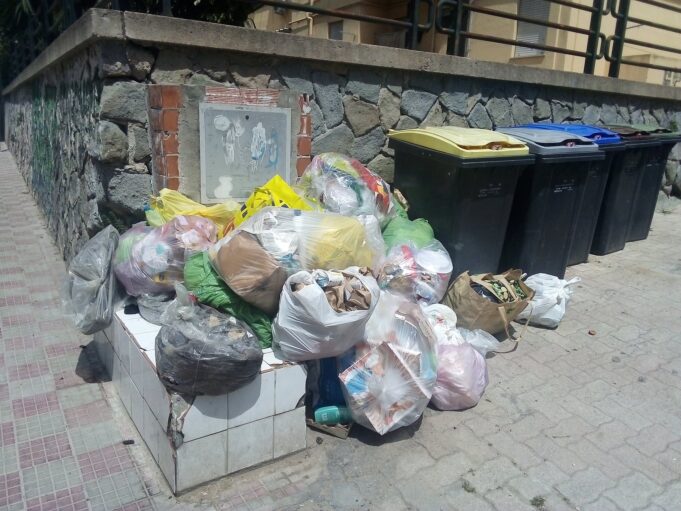 San Michele, strade invase dai sacchetti di spazzatura | Fotogallery