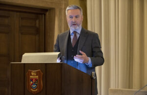 Molotov al Comando dell’Esercito, il ministro: “Non ci faremo intimidire”