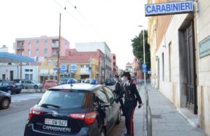 Tenta di vendere droga a due studenti stranieri, denunciato