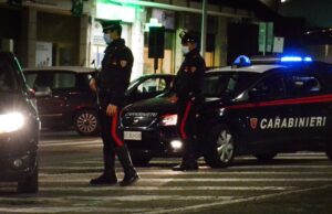Gli lascia due pacchi di marijuana al cimitero di San Michele, arrestato 21enne