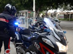 Guida senza patente l’auto di un amico, denunciato giardiniere