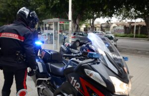 Guida senza patente l’auto di un amico, denunciato giardiniere