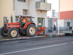 Pirri, iniziata la demolizione delle ceppaie di pini in via Italia