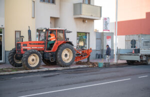 Pirri, iniziata la demolizione delle ceppaie di pini in via Italia