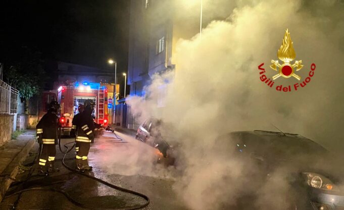 Assemini, incendiate nella notte due auto in sosta