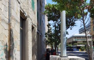 Cubi di cemento sui marciapiedi di Cagliari | Ecco a cosa servono