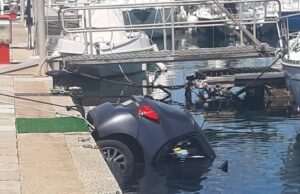 Marina Piccola, si dimentica il freno a mano e l’auto finisce in mare