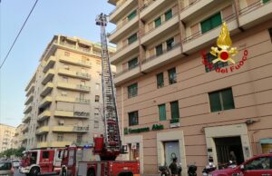 Paura in via Dante: crolla il parapetto di un balcone al sesto piano
