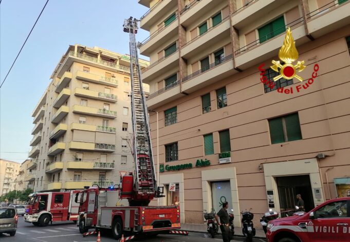 Paura in via Dante: crolla il parapetto di un balcone al sesto piano