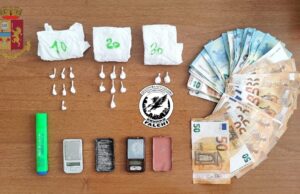 Nasconde la cocaina nella plafoniera di casa, 24enne ai domiciliari