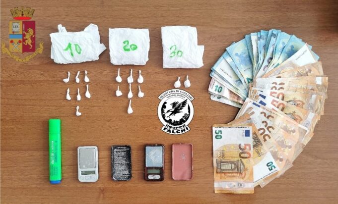 Nasconde la cocaina nella plafoniera di casa, 24enne ai domiciliari