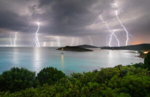 Notte di temporali nel sud Sardegna: Tuerredda si illumina a giorno | Le foto