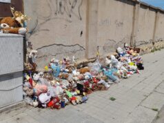 Via Cadello: un cumulo di fiori secchi per ricordare il piccolo Daniele