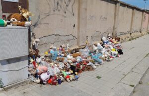 Via Cadello: un cumulo di fiori secchi per ricordare il piccolo Daniele